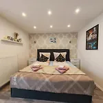 Vipstay - Stilvoll Und Geräumige Mit Terasse Oder Balkon, Küche, Kostenloses Parken, Wlan, Smart Tv Apartment