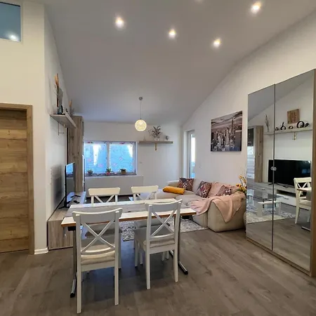 Apartment Vipstay - Stilvoll Und Geraeumige Mit Terasse Oder Balkon, Kueche, Kostenloses Parken, Wlan, Smart Tv