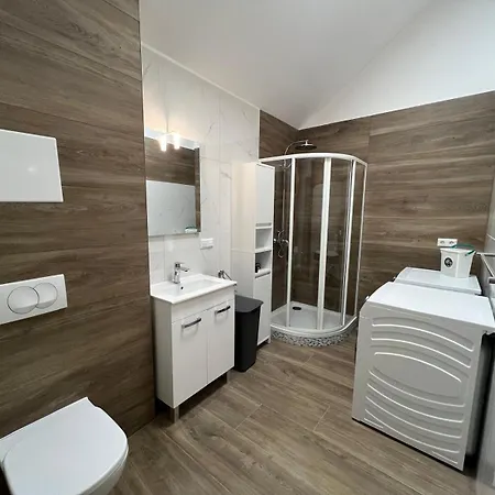 Apartment Vipstay - Stilvoll Und Geraeumige Mit Terasse Oder Balkon, Kueche, Kostenloses Parken, Wlan, Smart Tv *