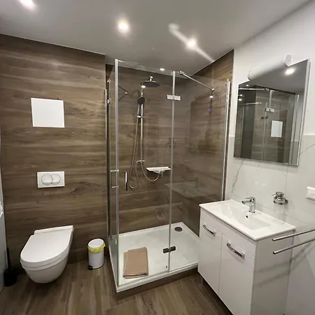 Vipstay - Stilvoll Und Geraeumige Mit Terasse Oder Balkon, Kueche, Kostenloses Parken, Wlan, Smart Tv شقة