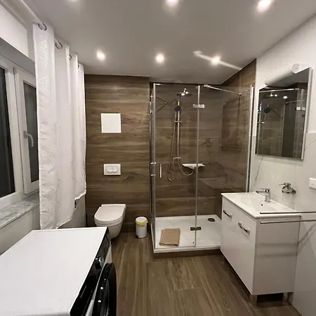 Vipstay - Stilvoll Und Geräumige Mit Terasse Oder Balkon, Küche, Kostenloses Parken, Wlan, Smart Tv Apartamento *