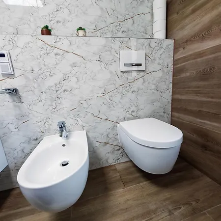 شقة Vipstay - Stilvoll Und Geraeumige Mit Terasse Oder Balkon, Kueche, Kostenloses Parken, Wlan, Smart Tv فيسلوخ