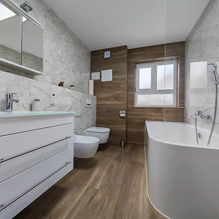 Vipstay - Stilvoll Und Geraeumige Mit Terasse Oder Balkon, Kueche, Kostenloses Parken, Wlan, Smart Tv *